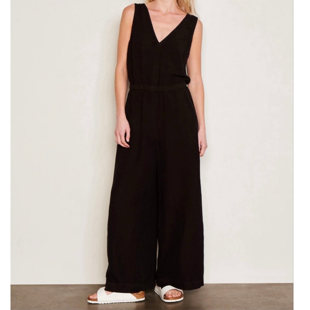 Sundry black linen jumpsuit perfect for Summer! Never worn.